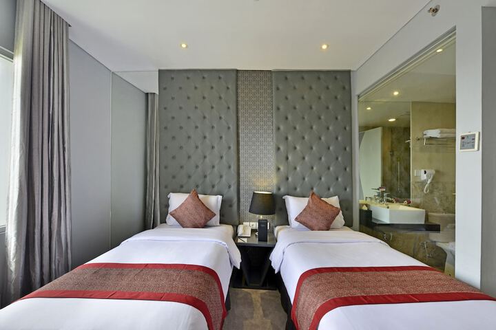 Room 9 of 48