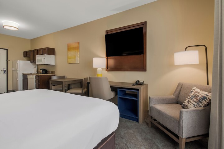 1 King Bed Efficiency (3 of 5)