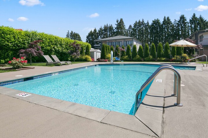 Swimming pool at Clarion Pointe Mount Vernon - Burlington