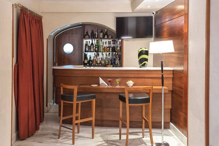 Lounge 96 of 109