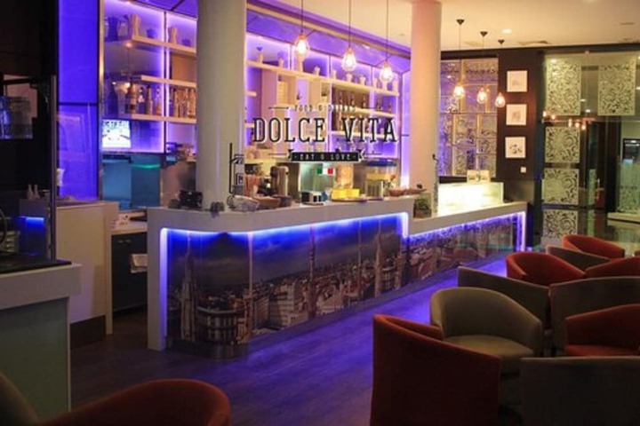 Lounge 25 of 30