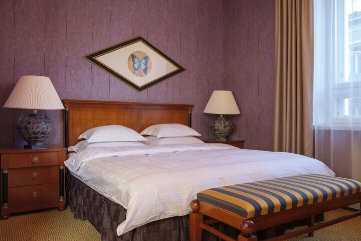 Room 11 of 33