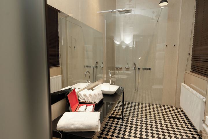 Room 60 of 77