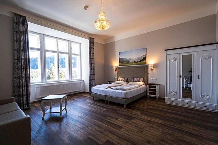 Room 10 of 14