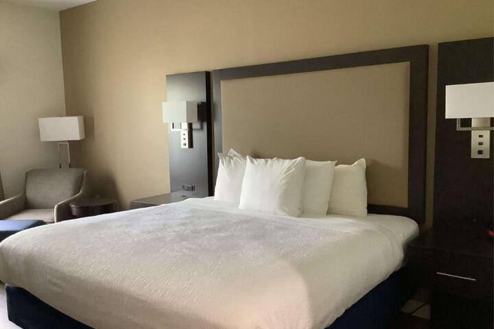 1 King Bed Mobility Accessible Communication Assistance Bathtub Full Breakfast (14 of 17)