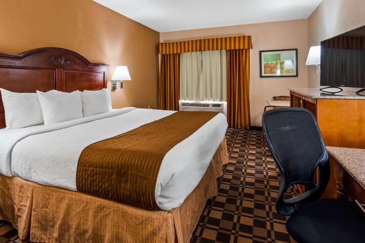 1 King Bed High Speed Internet Accessible Mountainside Microwave and Refrigerator Full Breakfast (9 of 9)