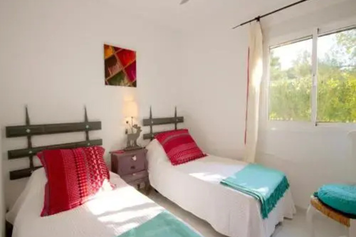 Room 4 of 12