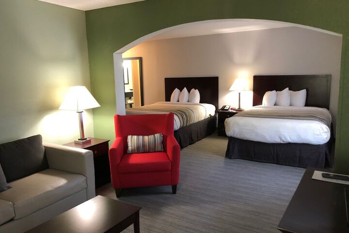 2 Queen Beds (5 of 10)