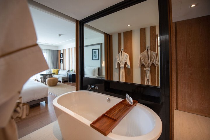 Deep soaking bathtub