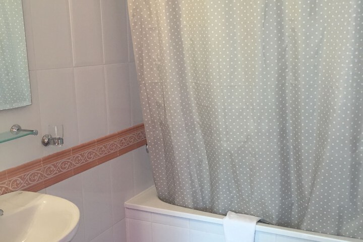 Room 25 of 28