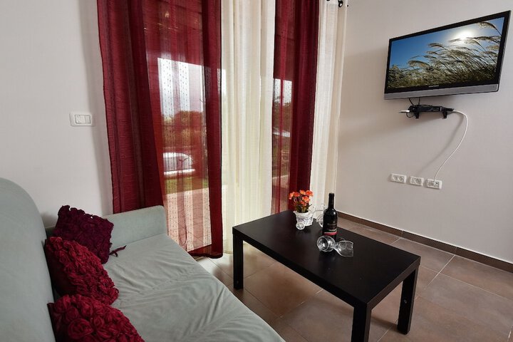 Room 28 of 33