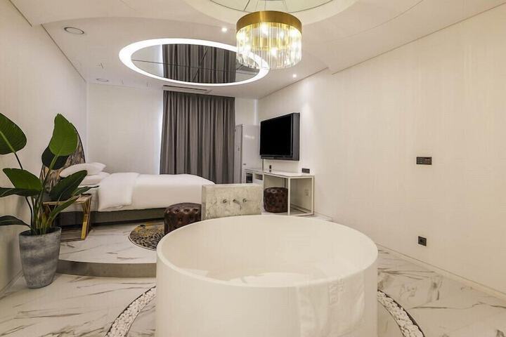 Room 9 of 41