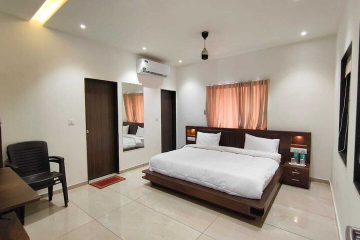 Room 5 of 11