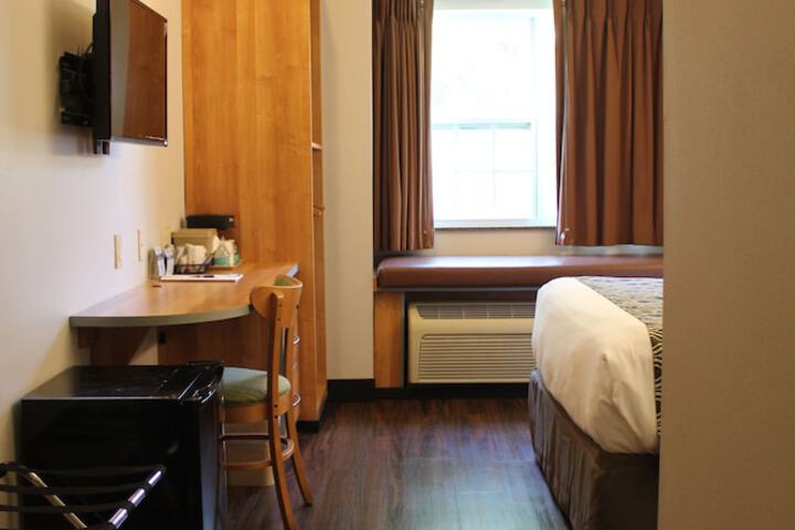 1 Queen Bed (22 of 31)