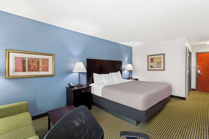 1 King Bed (2 of 20)