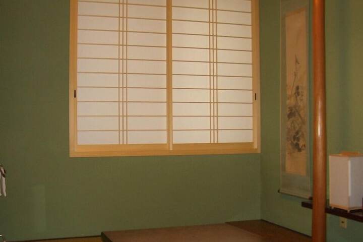 Room 11 of 32