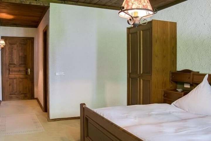 Room 9 of 33