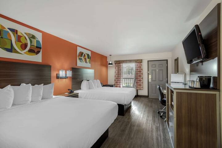 2 Queen Beds Microwave and Refrigerator WiFi Continental Breakfast (7 of 21)