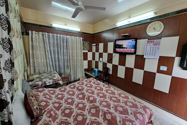 Room 7 of 12