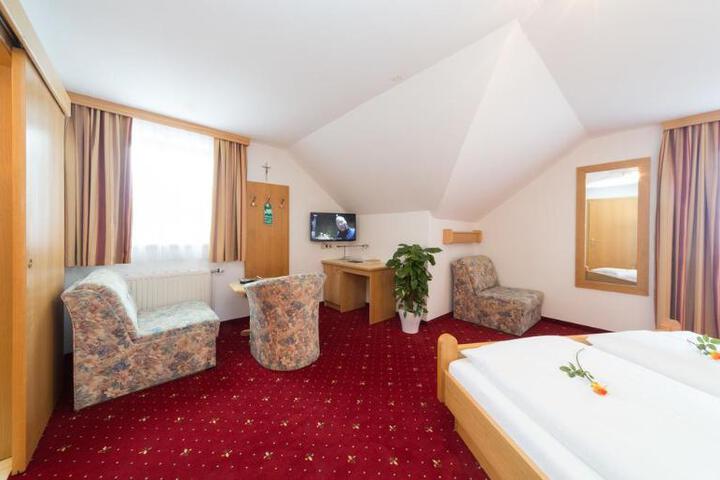 Room 5 of 10