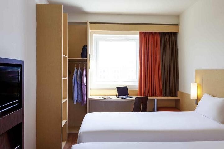 Room 8 of 33