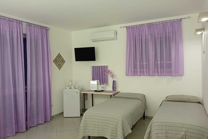 Room 33 of 95