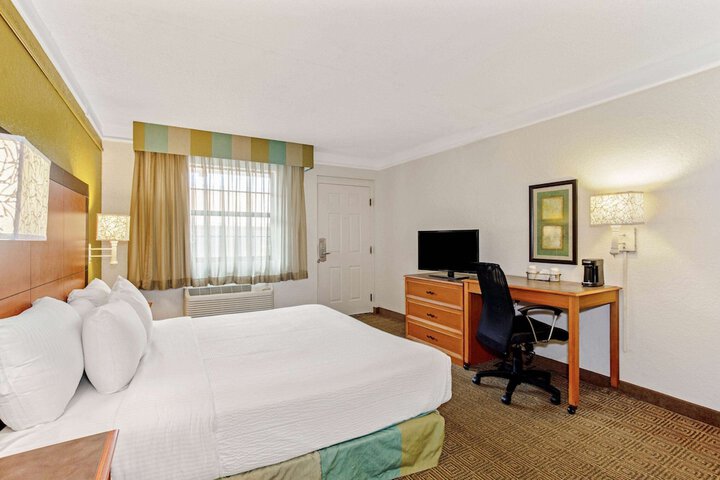 1 King Bed (2 of 11)
