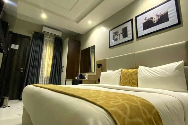 Room 4 of 37