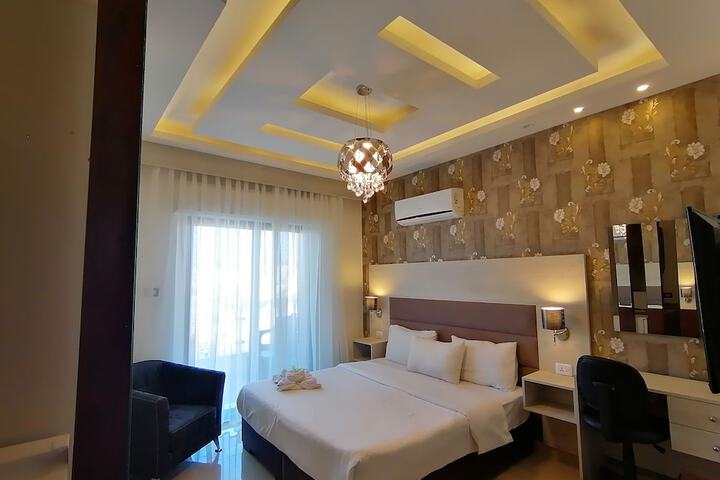 Room 5 of 77