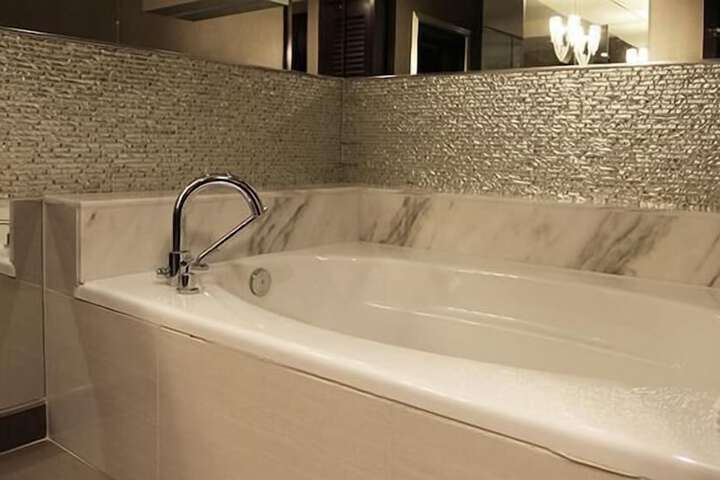 Deep soaking bathtub