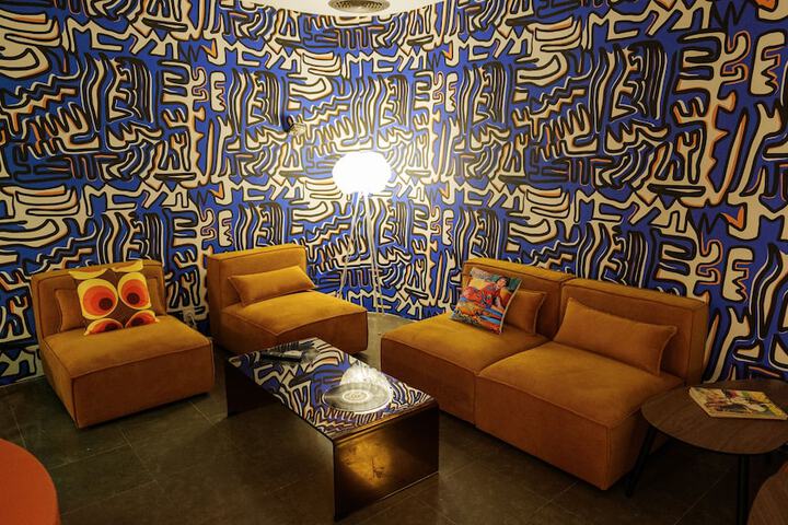 Lounge 33 of 42