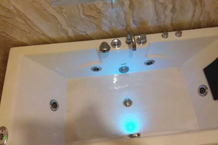 Hot Tub 20 of 33