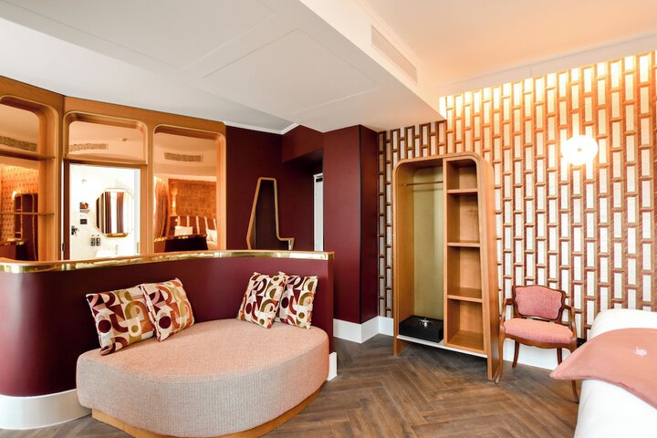 Room 9 of 28