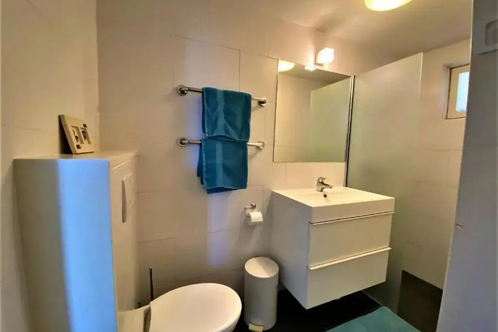 Room 7 of 16