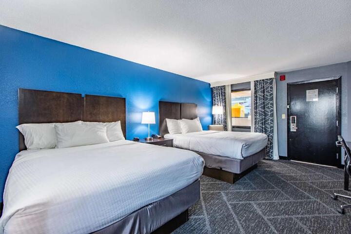 2 Queen Beds Executive Room Living Room Wet Bar Microwave and Refrigerator Bath and Shower Full Breakfast (25 of 34)
