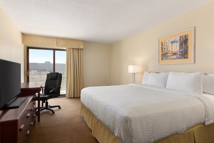 1 King Bed (6 of 7)
