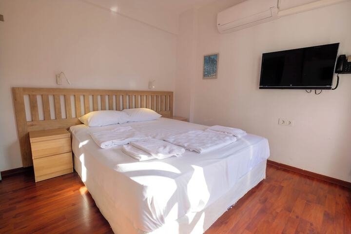 Room 27 of 228