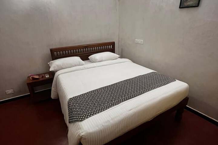 Room 5 of 16