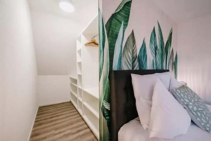 Room 18 of 149