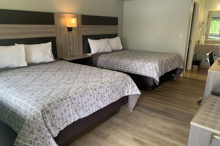 1 Queen Bed (11 of 16)