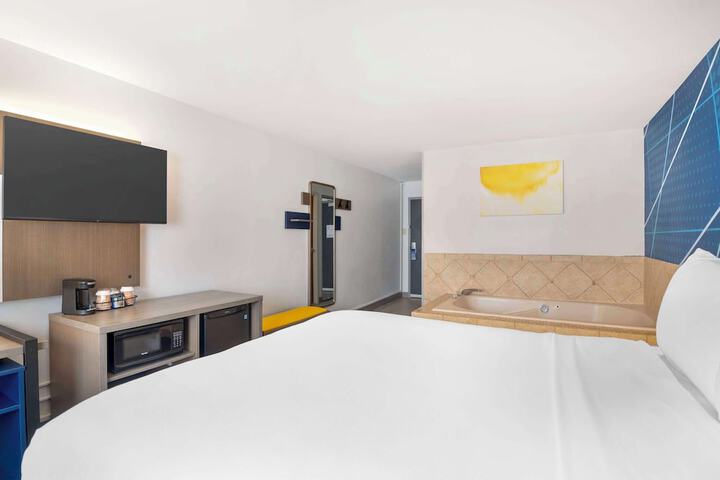 1 Queen Bed (11 of 20)