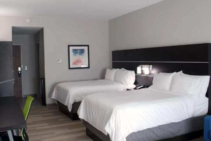 2 Queen Beds (4 of 8)