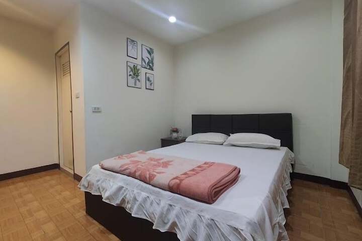 Room 6 of 11