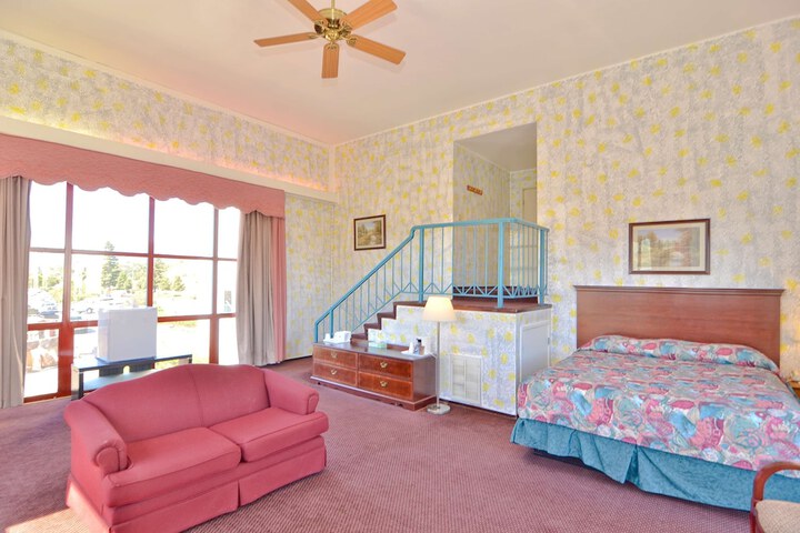 1 King Bed (2 of 6)