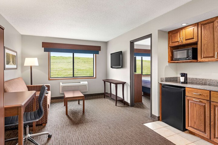 1 King Bed 1 Bedroom Business Suite Second Floor (11 of 17)