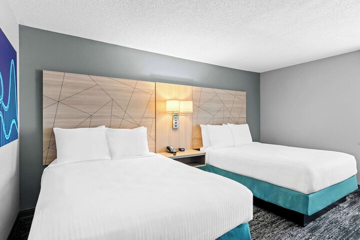 2 Queen Accessible Comm Assist Roll in Shower Microwave, Refrigerator WiFi Fullbreakfast (5 of 15)