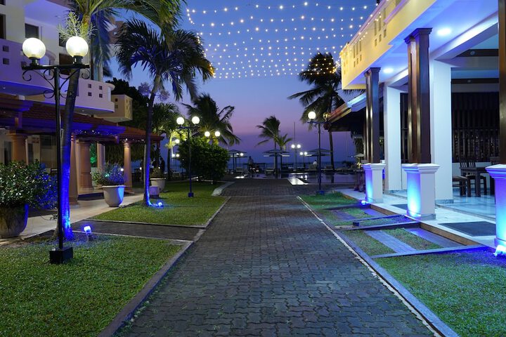 Hotel Exterior 22 of 25