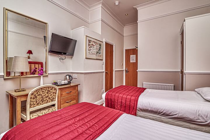 Room 6 of 32