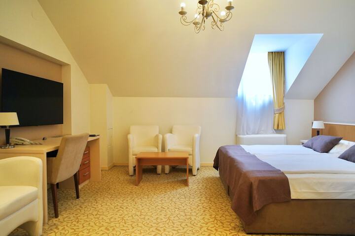 Room 27 of 73