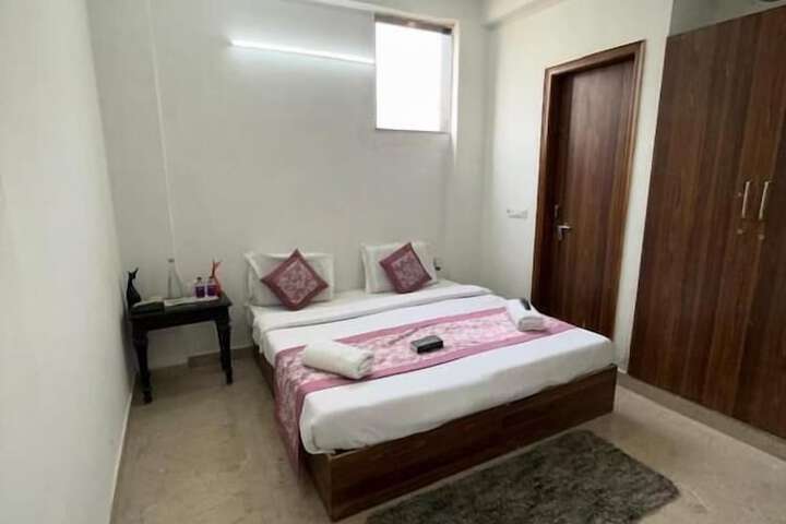 Room 3 of 37
